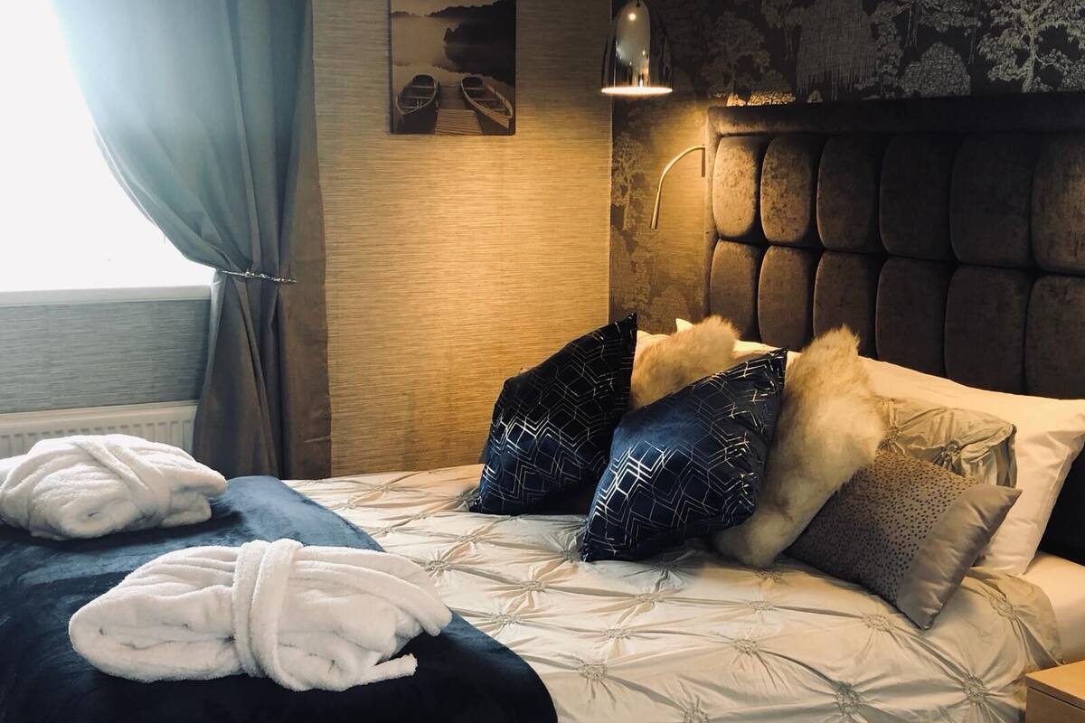 deluxe suite, ensuite | restaurant | breakfast and dinner served