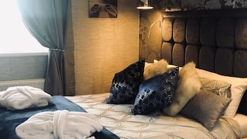 Suite Deluxe, baño en la habitación | Restaurante | Se sirven desayunos y cenas