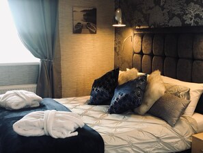 Suite Deluxe, baño privado | Restaurante | Se sirven desayunos y cenas