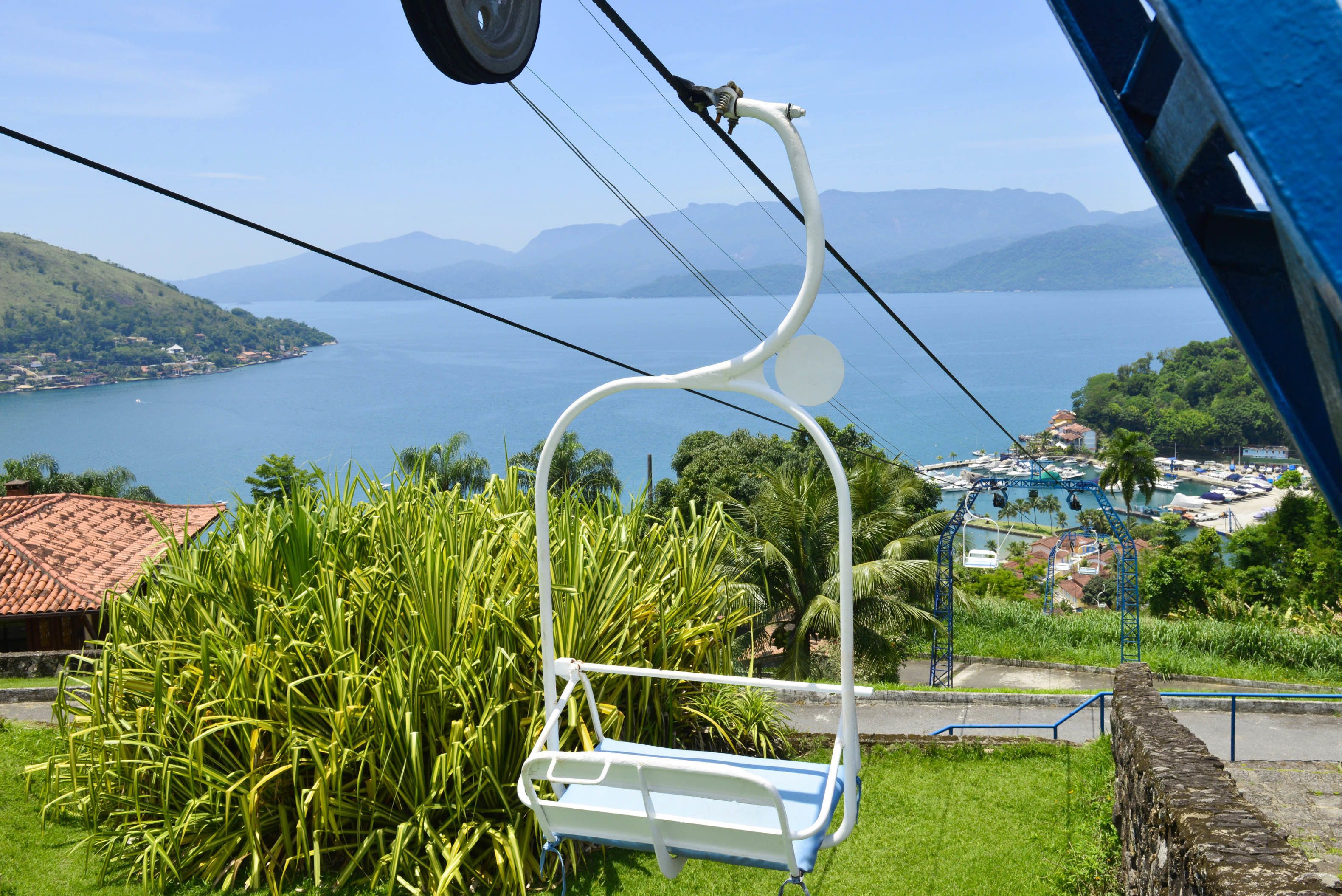 Un telesilla con vistas a un lago y montañas.