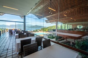 Petit déjeuner, déjeuner et dîner servis sur place