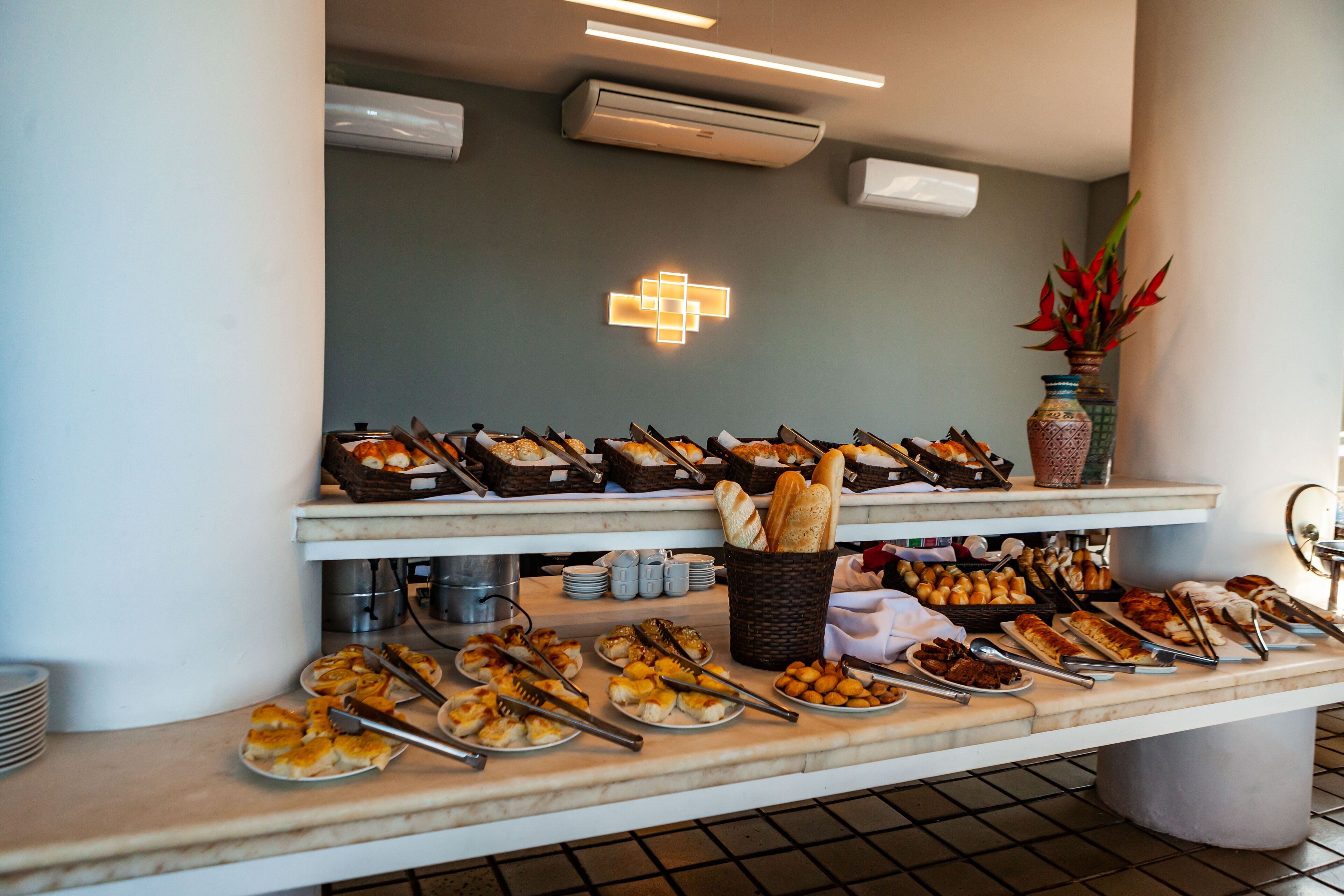 Una mesa de buffet con diversos alimentos y utensilios de servir.