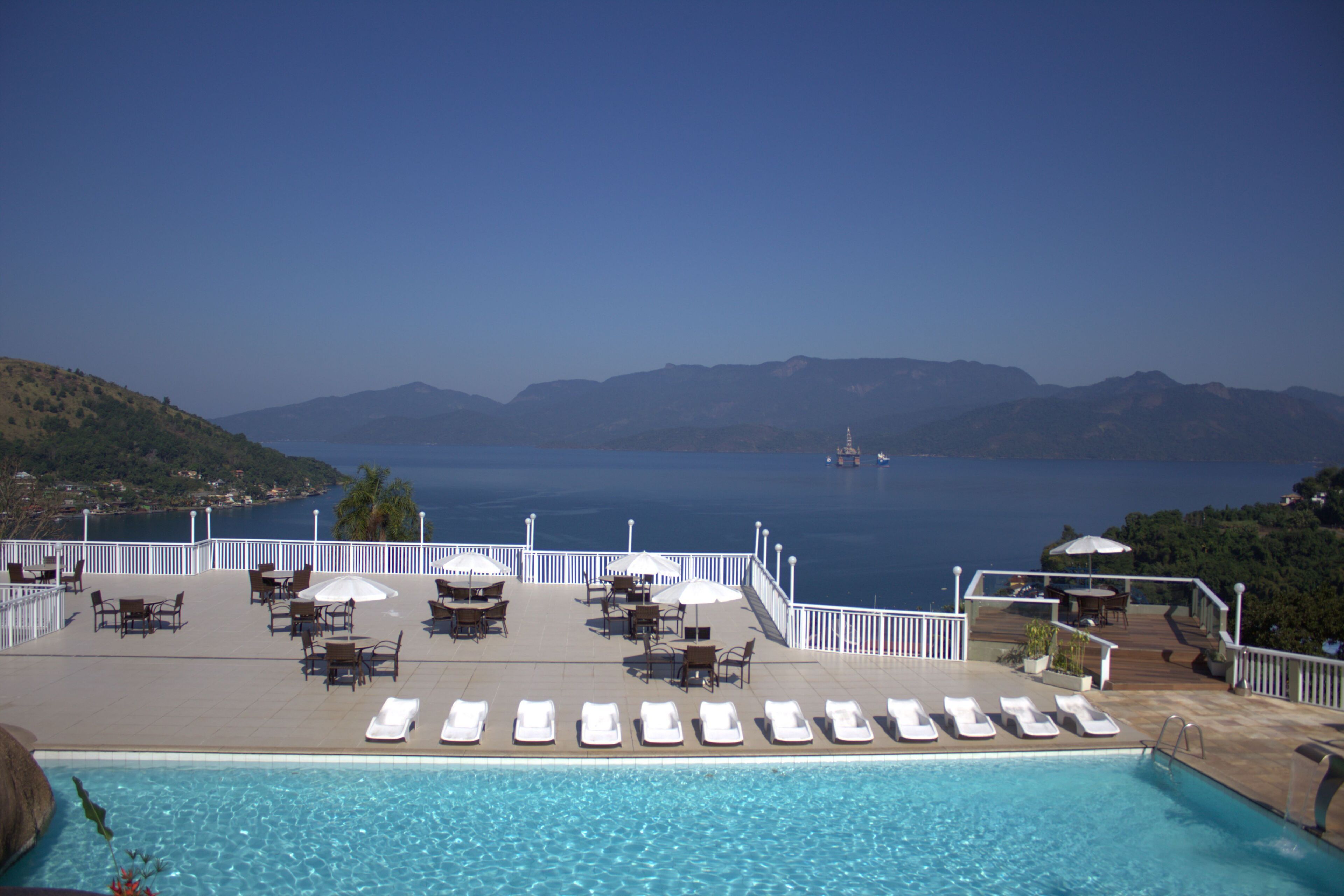 Utendørsbasseng, bassengparasoller og solsenger