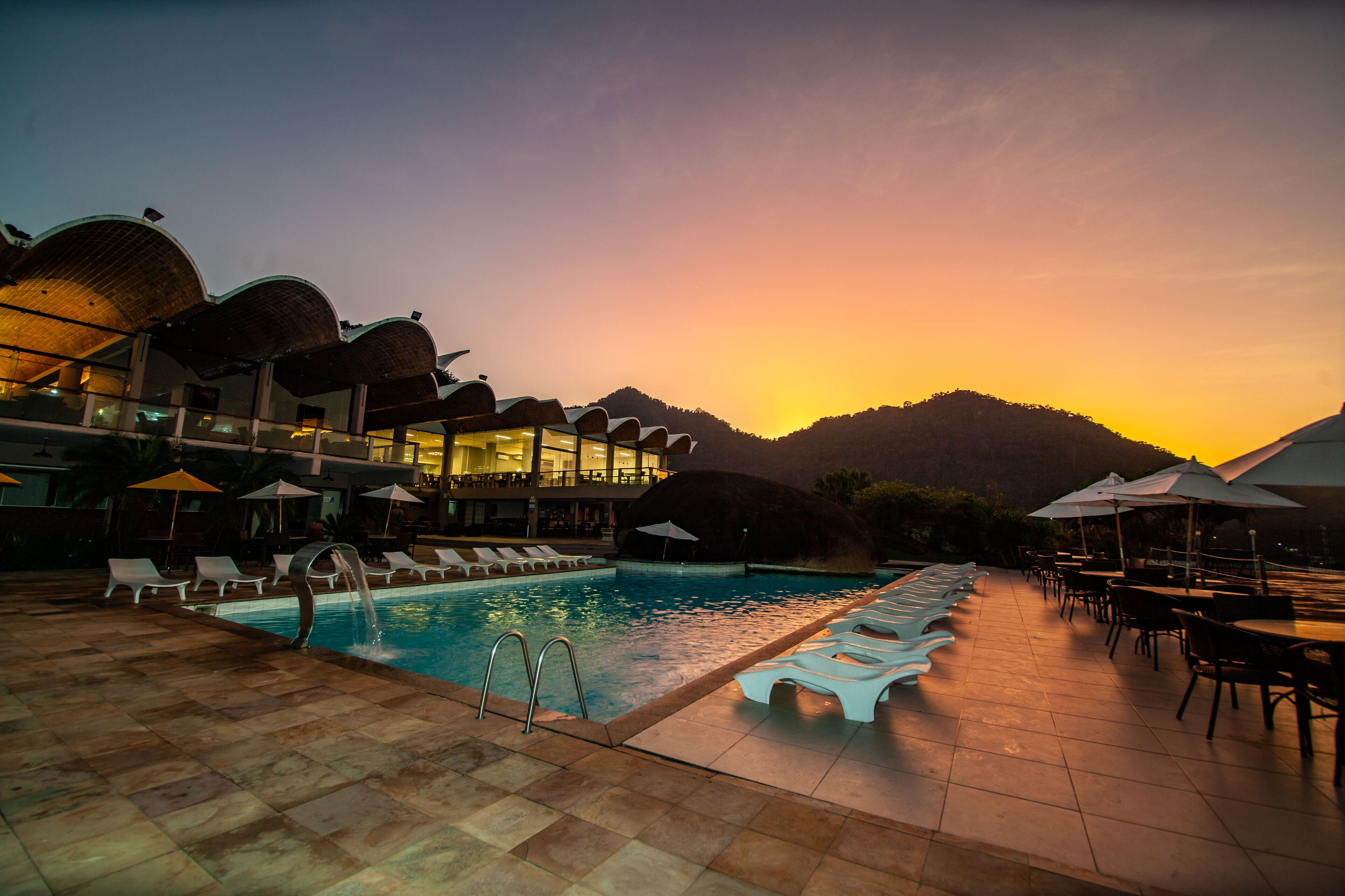 숙박 시설 정면 - 저녁/밤