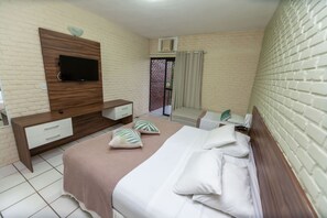 Camera Standard con letto matrimoniale o 2 letti singoli, letti multipli, vista oceano parziale | Minibar, una cassaforte in camera, tende oscuranti, lenzuola