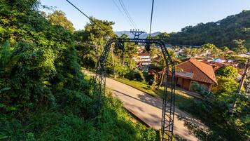 Eine Seilbahn mit freiem Blick auf eine Straße und Gebäude im Hintergrund.