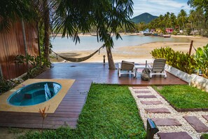 Deluxe beach front with outdoor Jacuzzi | Terraza o patio