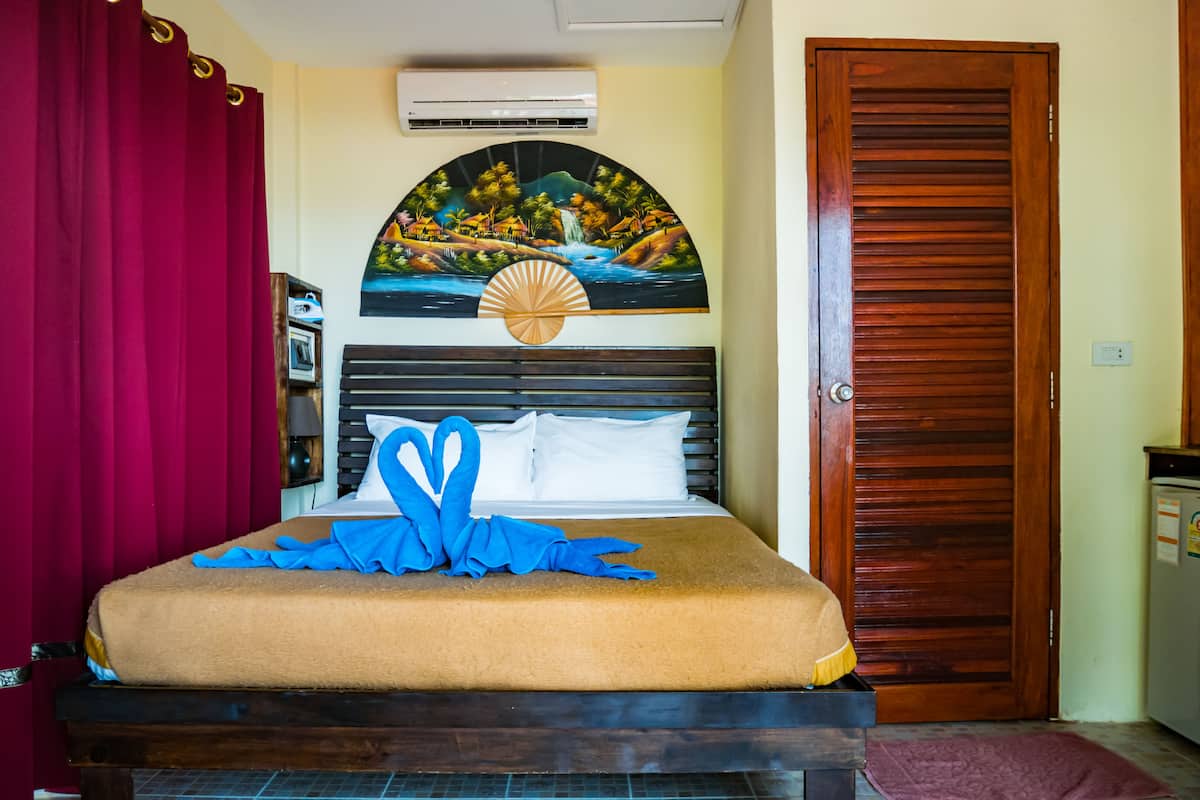 Superior Room, Sea View | Bar mini, peti besi dalam bilik, meja, seterika/papan seterika