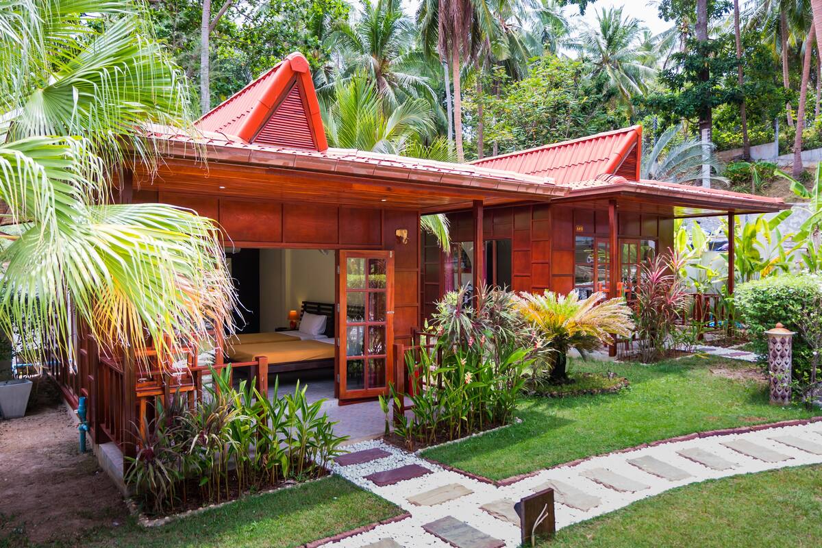 Deluxe Room (Sea Side) | Bar mini, peti besi dalam bilik, meja, seterika/papan seterika