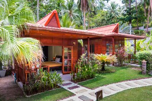 Deluxe Room (Sea Side) | ミニバー、セーフティボックス (室内)、デスク、アイロン / アイロン台