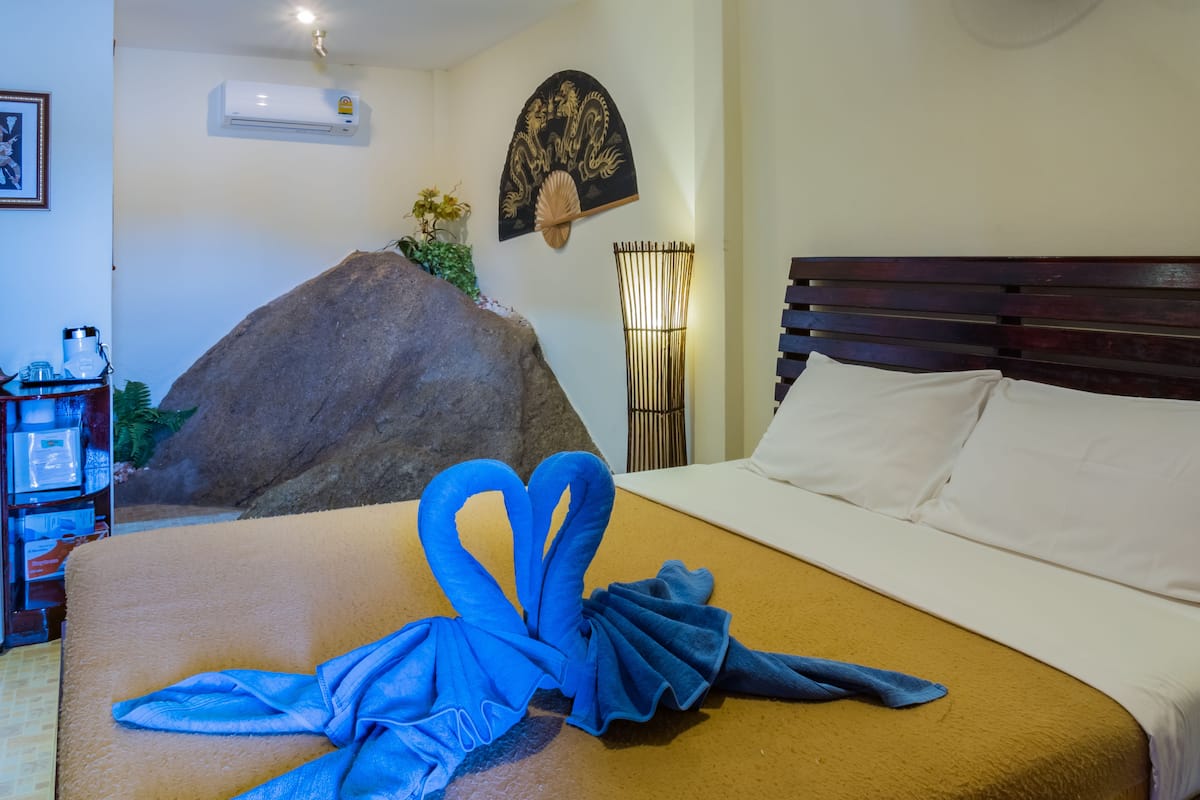 Deluxe beach front with outdoor Jacuzzi | Bar mini, peti besi dalam bilik, meja, seterika/papan seterika