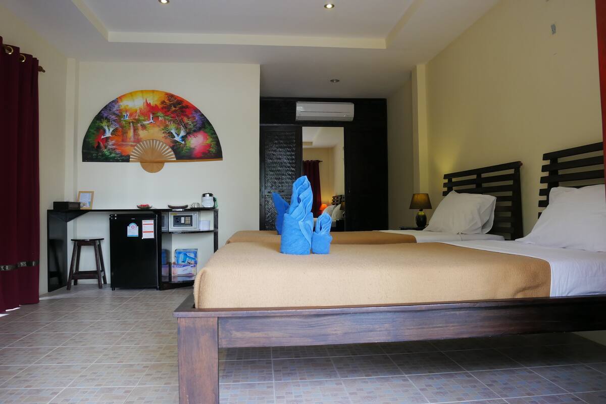 Deluxe Room, Poolside | Bar mini, peti besi dalam bilik, meja, seterika/papan seterika