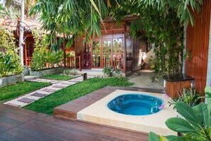 Deluxe beach front with outdoor Jacuzzi | Baignoire à hydromassage