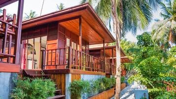 Deluxe Room, Sea View | Minibar, in-room safe, desk, iron/ironing board