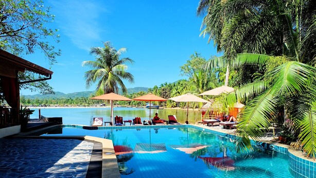 Outdoor pool, sun loungers - Cyana Beach Resort (Ko Pha-ngan)