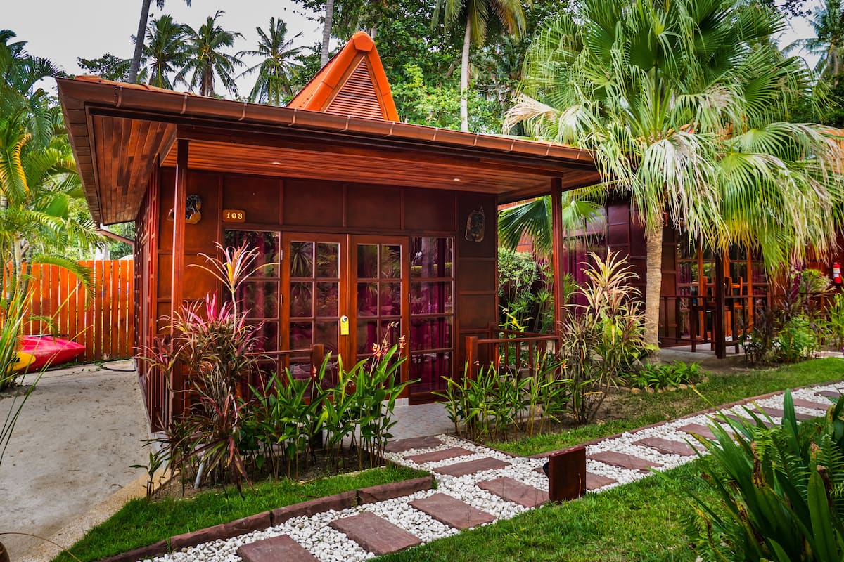 Deluxe Room, Beachfront | Bar mini, peti besi dalam bilik, meja, seterika/papan seterika