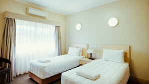 Family Room (1 Queen and 2 Single Beds) - Club Motor Inn (Narrabri)