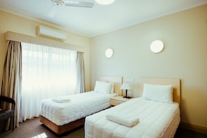 Habitación familiar | Escritorio, sistema de insonorización, tabla de planchar con plancha