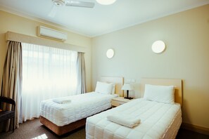 Family Room (1 Queen and 2 Single Beds) | Desk, soundproofing, iron/ironing board, free WiFi - Club Motor Inn (Narrabri)