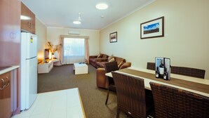 Executive Spa Suite | In-room dining - Club Motor Inn (Narrabri)