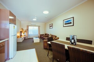 Suite ejecutiva, bañera de hidromasaje | Servicio de comidas en la habitación