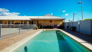 Outdoor pool - Club Motor Inn (Narrabri)