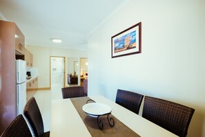 2 Bedroom Unit (1 Queen and 2 Single Beds) | In-room dining