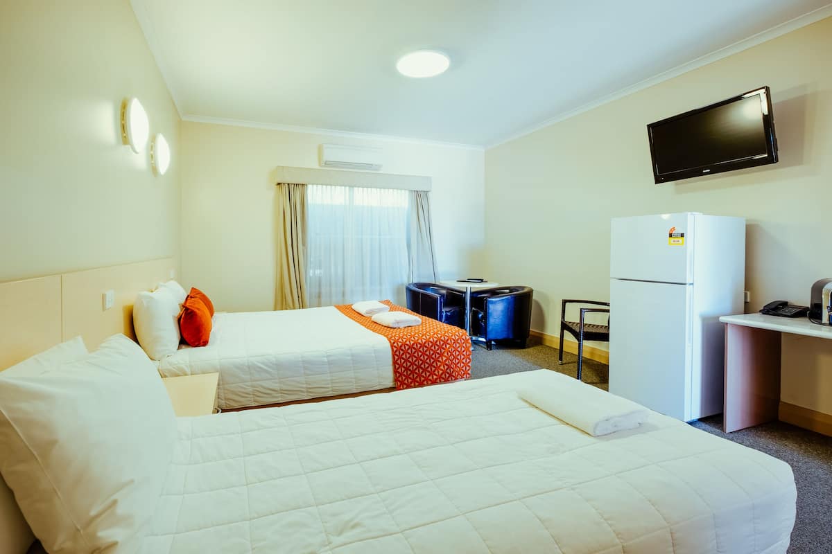  Deluxe Twin Room (1 Queen and 1 Single Bed) | Desk, soundproofing, iron/ironing board, WiFi (free)