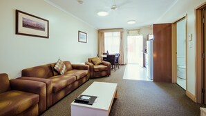 Executive Spa Suite | Living area - Club Motor Inn (Narrabri)