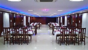 Petit déjeuner, déjeuner et dîner servis sur place