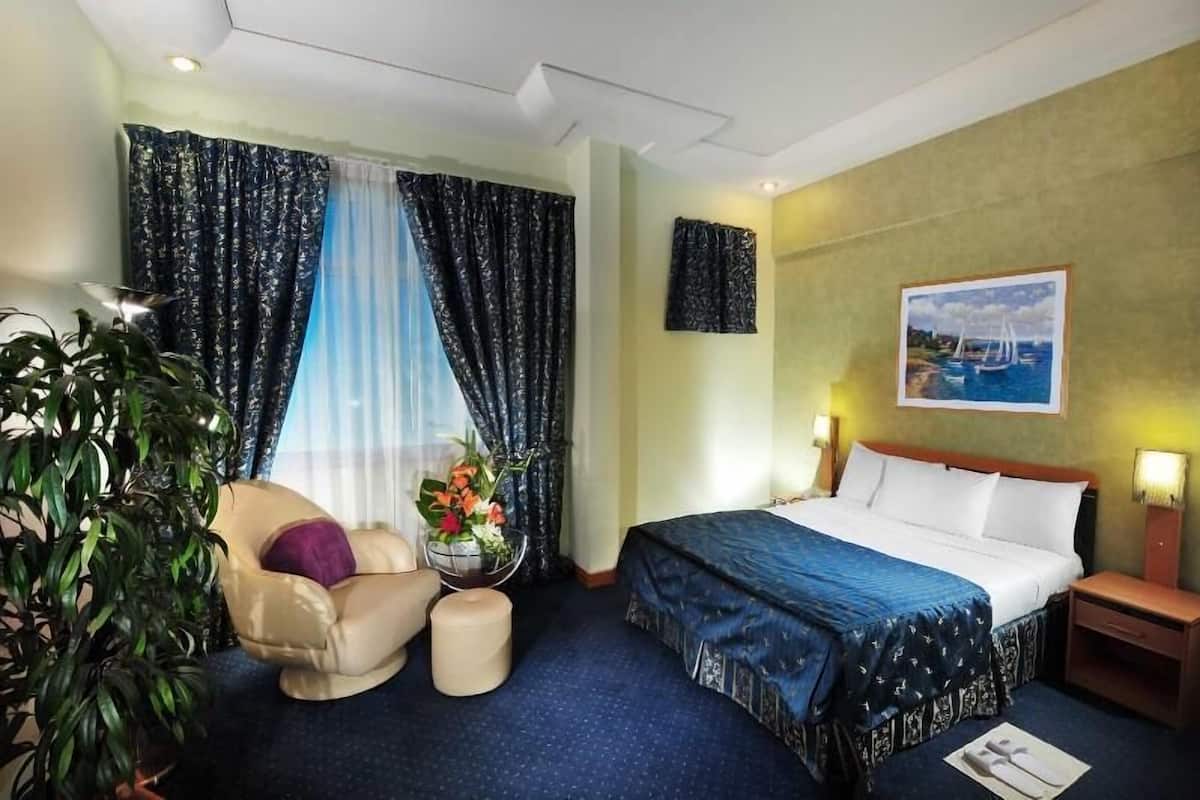 Premium bedding, in-room safe, iron/ironing board