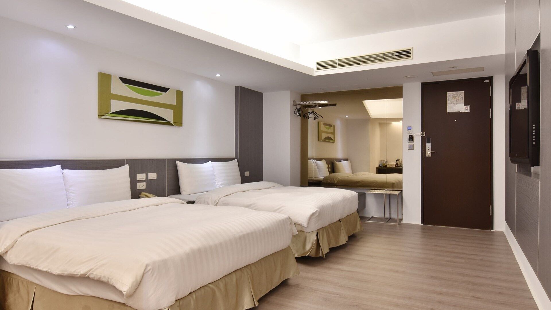 Minibar, caja de seguridad en la habitación y escritorio 