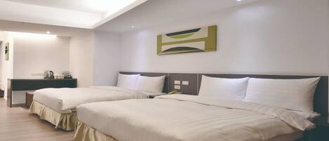 Habitación de hotel con dos camas, un escritorio y una obra de arte moderna en la pared.