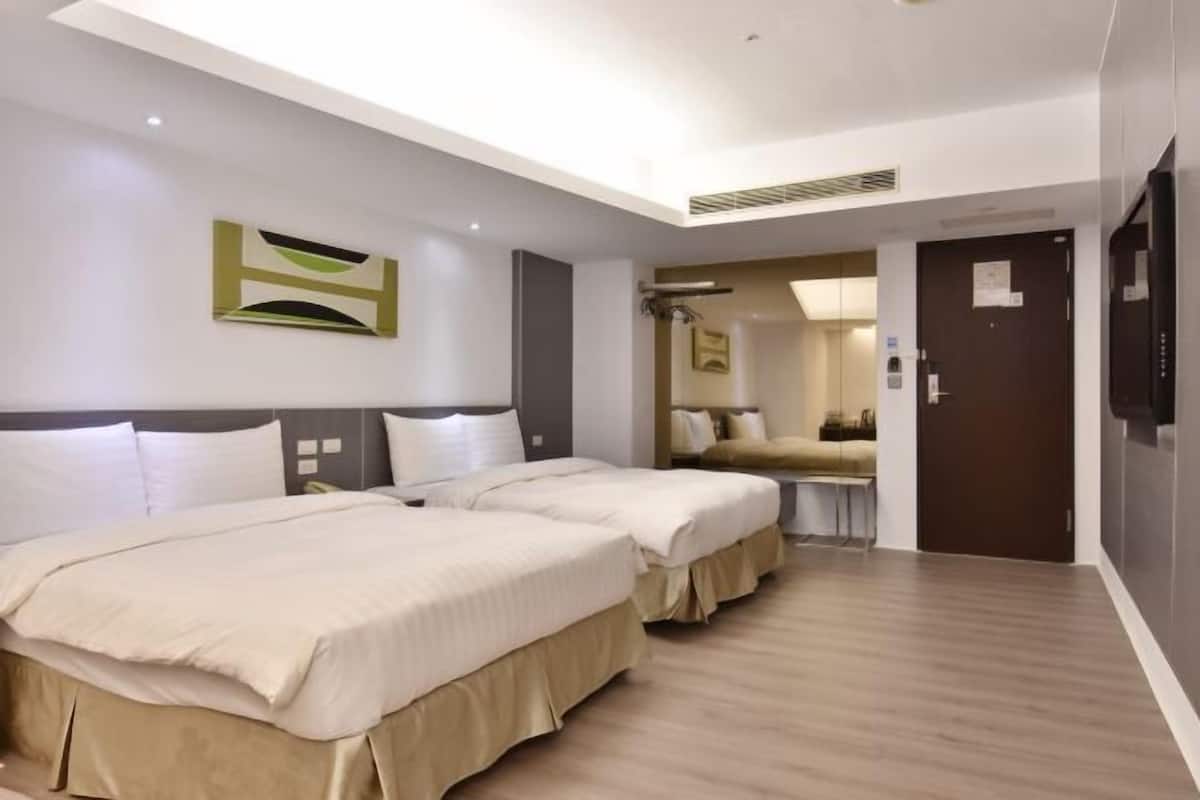 Minibar, caja de seguridad en la habitación y escritorio