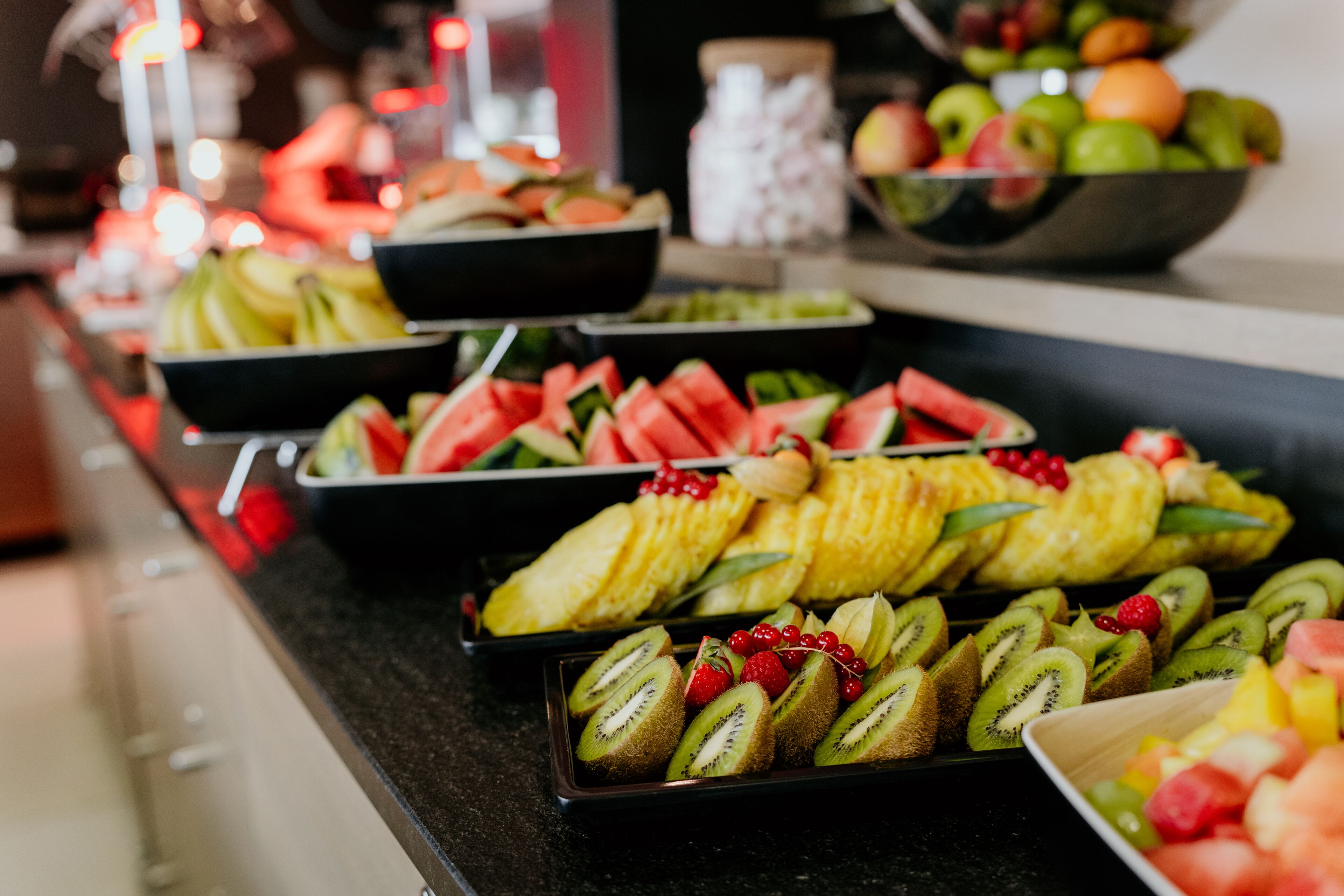 Un buffet con frutta e verdura di vario tipo.