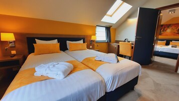 Quarto casal ou duplo família, quartos conectados | Cofres nos quartos, escrivaninha, quartos à prova de som, berços grátis