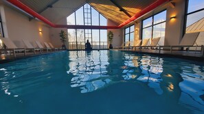Innenpool, geöffnet von 08:00 Uhr bis 22:00 Uhr, Liegestühle