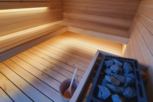 Sauna, hot tub, steam room