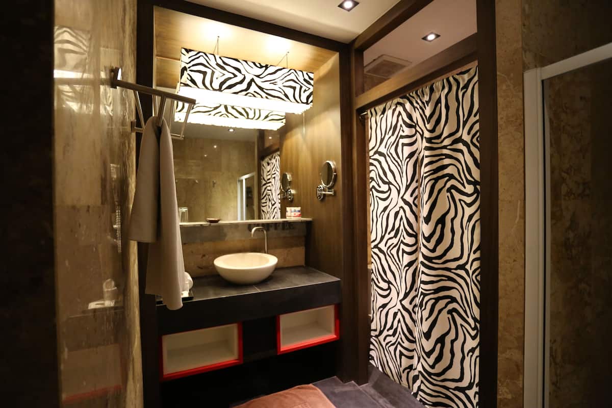 family room | bathroom | shower, free toiletries, hair dryer, slippers