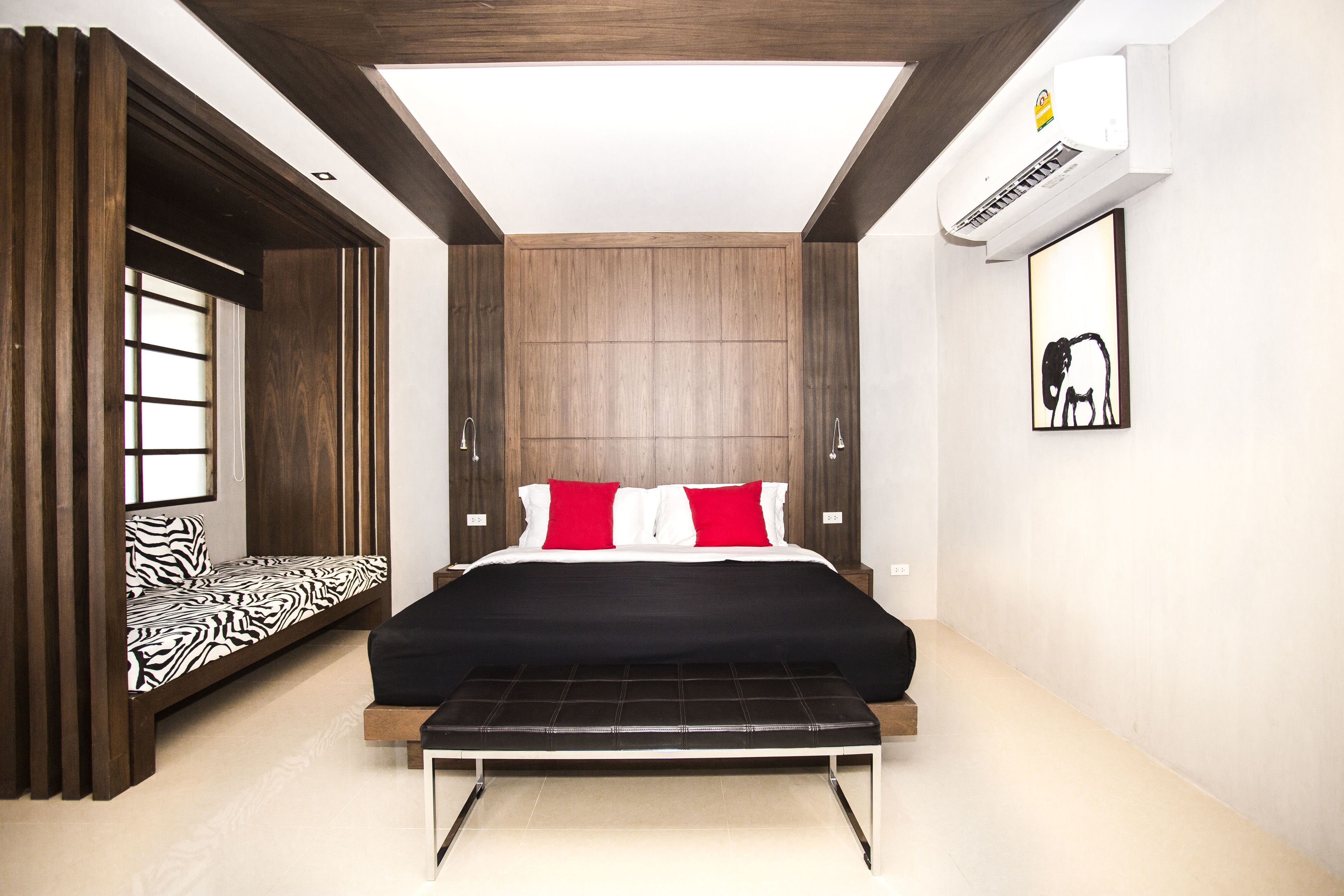 deluxe double room, balcony | in-room safe, desk, free wifi