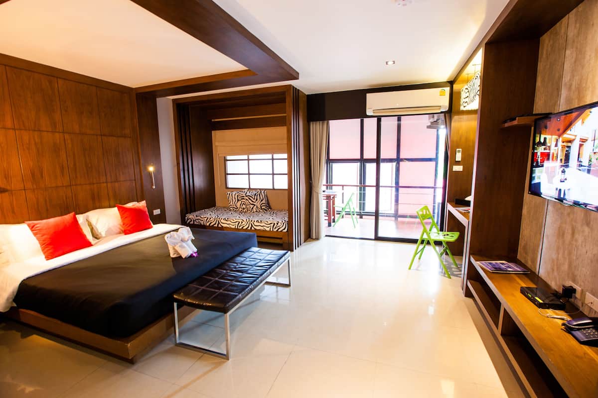 deluxe double room, balcony | in-room safe, desk, free wifi