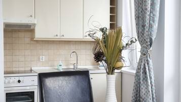 Apartment, 1 Bedroom | Private kitchen | Fridge, stovetop, coffee/tea maker, cookware/dishes/utensils