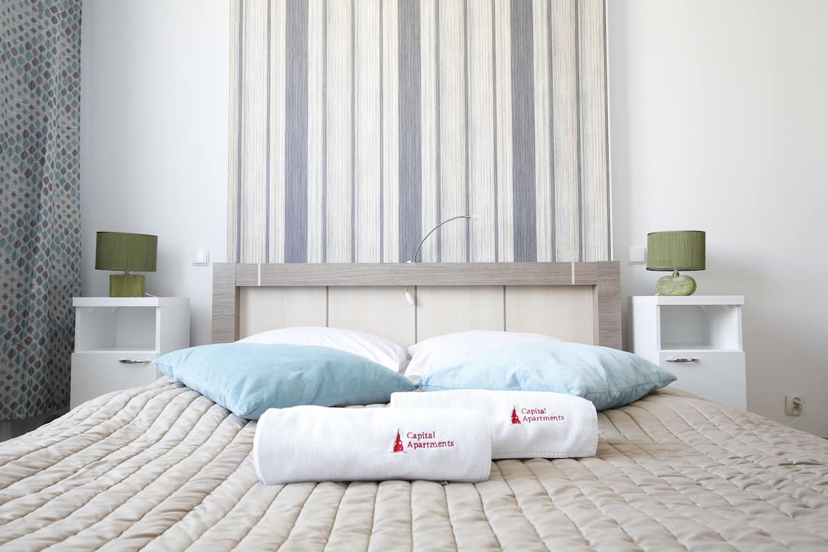 Decoración personalizada, muebles diferentes y cortinas blackout
