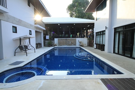 Una piscina al aire libre