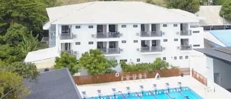 Deluxe Queen Included Training Platinum Package | Terrace/patio