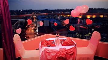 2 nhà hàng, phục vụ bữa sáng, bữa trưa, món ăn mang phong cách quốc tế