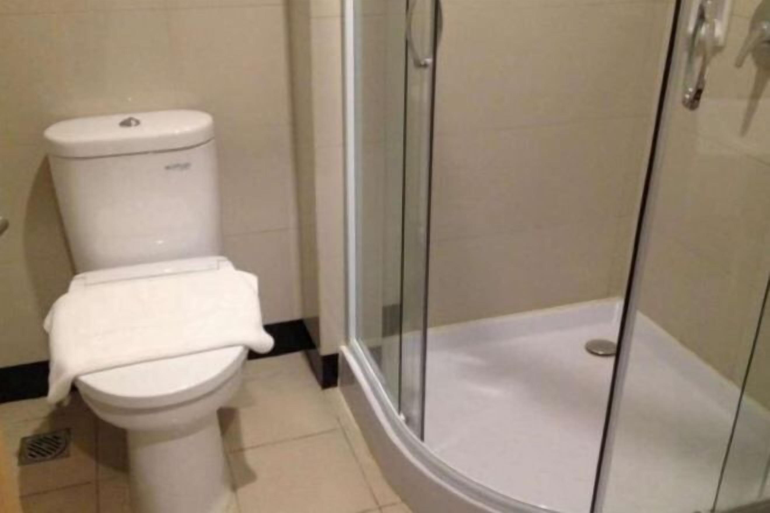 Bathroom | Free toiletries, towels