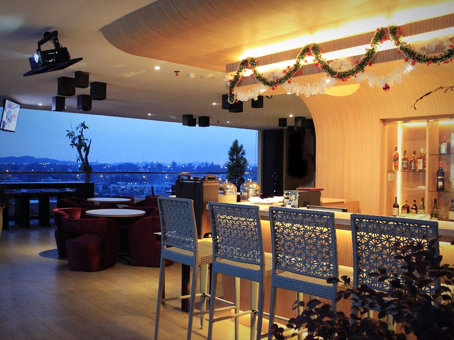 Serves lunch and dinner