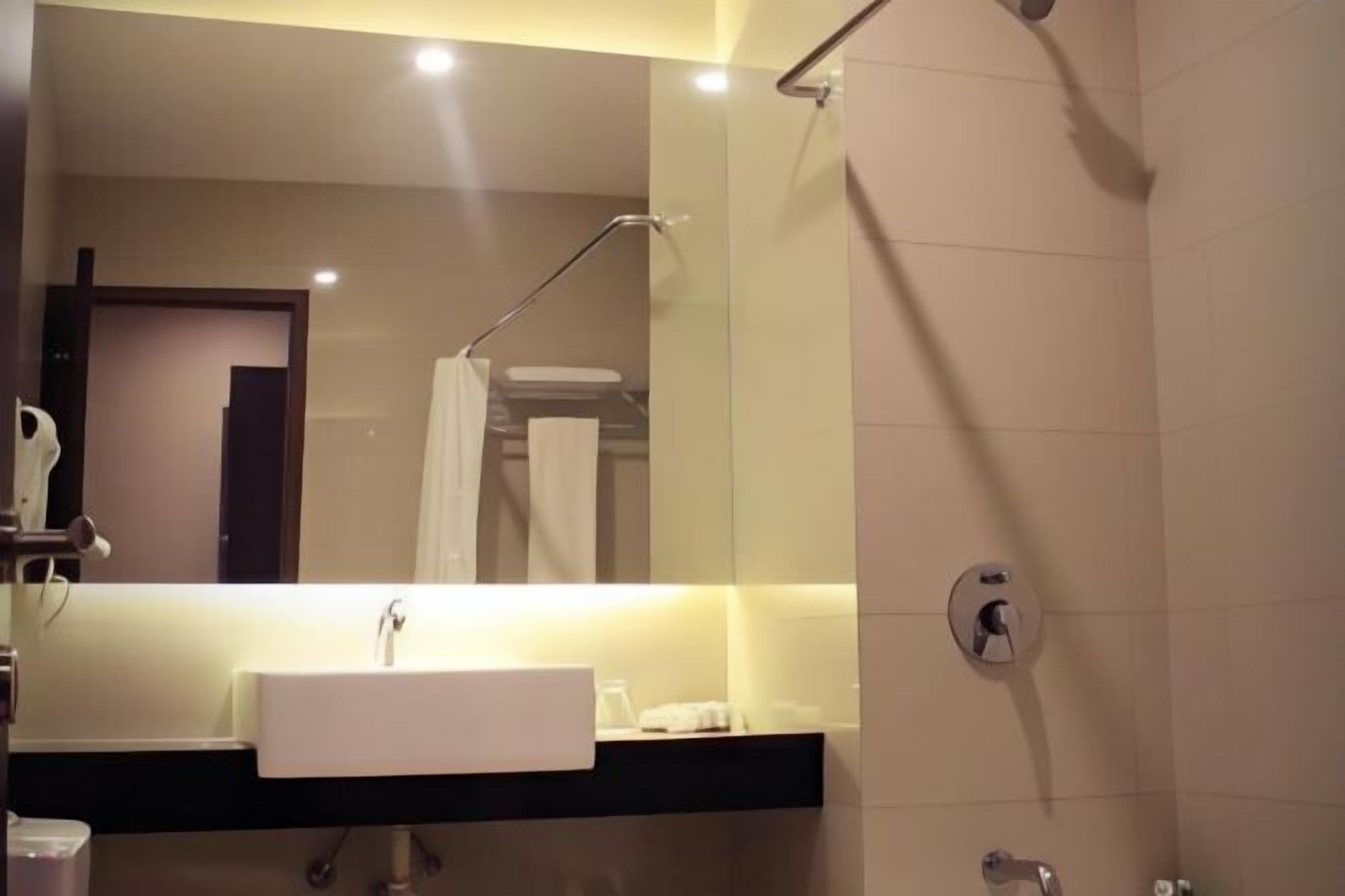 Bathroom | Free toiletries, towels