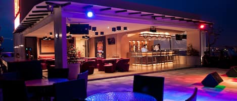 Menghidangkan makan tengah hari dan makan malam